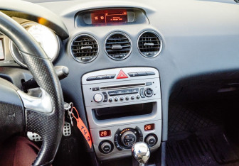 Подержанный автомобиль Peugeot 408 2014 года (14 фото)