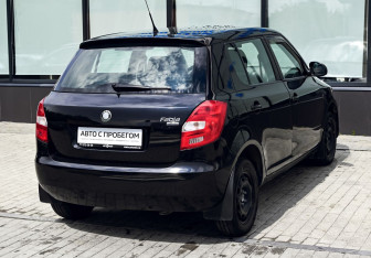 Подержанный автомобиль Skoda Fabia Hatchback 2010 года (5 фото)