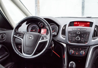 Подержанный автомобиль Opel Zafira Compactvan 2013 года (18 фото)