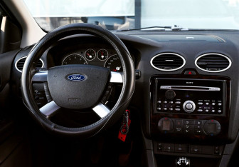 Подержанный автомобиль Ford Focus Sedan 2006 года (19 фото)