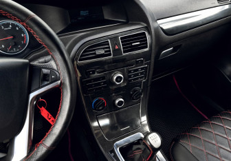 Подержанный автомобиль Brilliance V5 2015 года (14 фото)