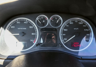 Подержанный автомобиль Peugeot 307 Hatchback 2001 года (10 фото)