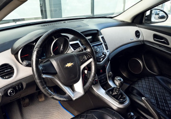 Подержанный автомобиль Chevrolet Cruze Hatchback 2012 года (14 фото)