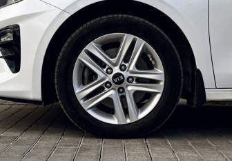 Подержанный автомобиль Kia Ceed Hatchback 2019 года (19 фото)