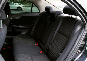 Подержанный автомобиль Toyota Corolla Sedan 2010 года (15 фото)