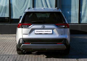 Подержанный автомобиль Toyota RAV4 2021 года (3 фото)