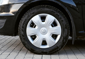 Подержанный автомобиль Renault Logan Sedan 2011 года (18 фото)