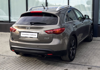 Подержанный автомобиль Infiniti FX 2011 года (5 фото)