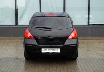 Подержанный автомобиль Nissan Tiida Hatchback 2011 года (4 фото)