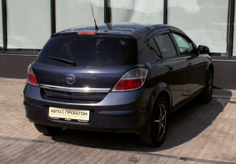 Подержанный автомобиль Opel Astra Hatchback 2010 года (5 фото)