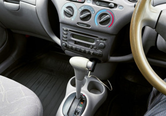 Подержанный автомобиль Toyota Platz 2000 года (9 фото)