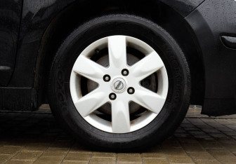 Подержанный автомобиль Nissan Tiida Hatchback 2011 года (21 фото)