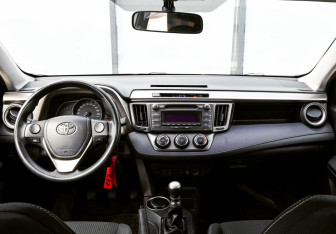 Подержанный автомобиль Toyota RAV4 2015 года (18 фото)