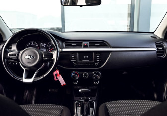 Подержанный автомобиль Kia Rio Sedan 2017 года (18 фото)