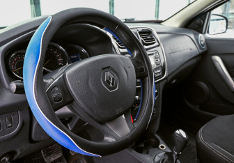 Подержанный автомобиль Renault Sandero 2015 года (10 фото)