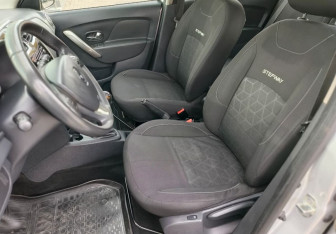 Подержанный автомобиль Renault Sandero 2016 года (10 фото)