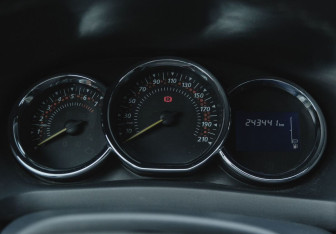 Подержанный автомобиль Renault Sandero 2017 года (15 фото)