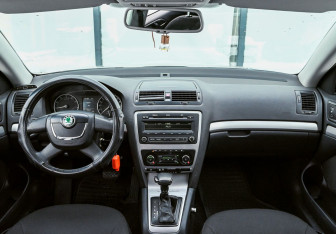 Подержанный автомобиль Skoda Octavia Liftback 2009 года (12 фото)