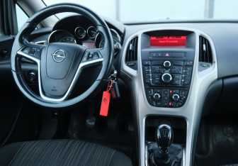 Подержанный автомобиль Opel Astra Hatchback 2011 года (10 фото)