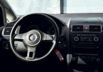 Подержанный автомобиль Volkswagen Touran 2012 года (17 фото)