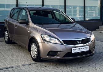 Подержанный автомобиль Kia Ceed Hatchback 2011 года (7 фото)