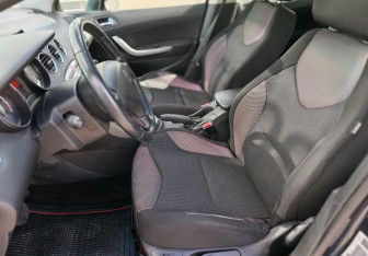 Подержанный автомобиль Peugeot 308 Hatchback 2012 года (9 фото)