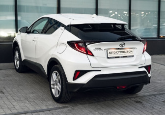 Подержанный автомобиль Toyota C-HR 2019 года (3 фото)