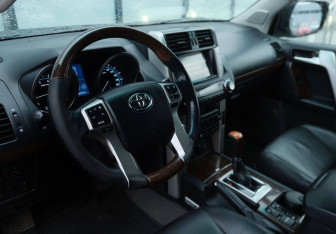 Подержанный автомобиль Toyota Land Cruiser Prado 2010 года (10 фото)