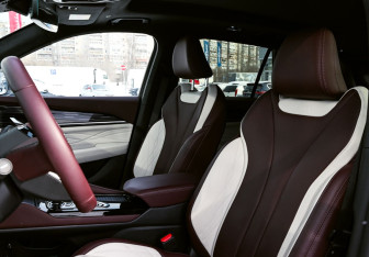 Подержанный автомобиль Geely Monjaro 2023 года (16 фото)