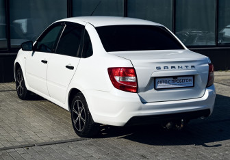 Подержанный автомобиль LADA (ВАЗ) Granta Liftback 2018 года (3 фото)