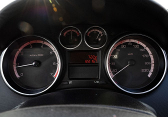 Подержанный автомобиль Peugeot 308 Hatchback 2010 года (16 фото)