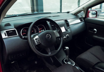 Подержанный автомобиль Nissan Tiida Hatchback 2012 года (14 фото)