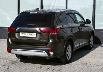 Подержанный автомобиль Mitsubishi Outlander 2018 года (5 фото)