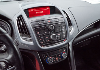 Подержанный автомобиль Opel Zafira Compactvan 2013 года (11 фото)