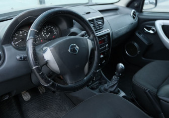 Подержанный автомобиль Nissan Terrano 2014 года (9 фото)