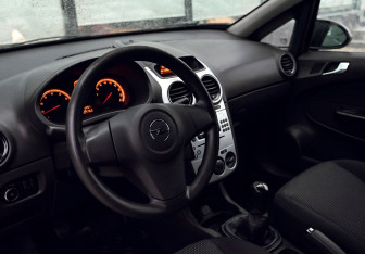 Подержанный автомобиль Opel Corsa 2012 года (13 фото)