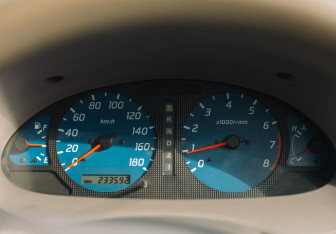 Подержанный автомобиль Nissan Cube 2001 года (15 фото)