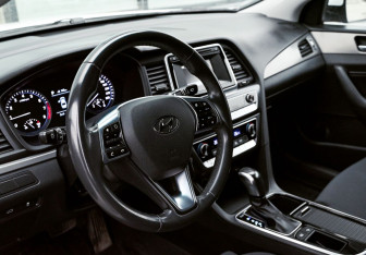 Подержанный автомобиль Hyundai Sonata 2017 года (16 фото)