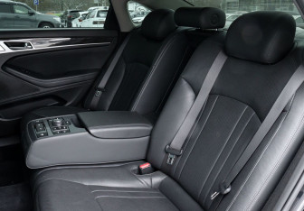 Подержанный автомобиль Genesis G80 2017 года (21 фото)