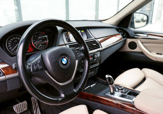 Подержанный автомобиль BMW X5 2013 года (15 фото)