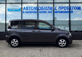 Подержанный автомобиль Toyota Sienta 2010 года (6 фото)