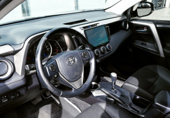 Подержанный автомобиль Toyota RAV4 2013 года (15 фото)