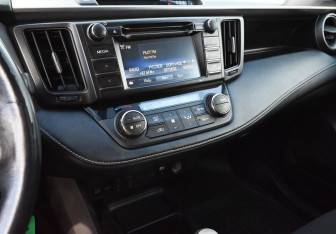 Подержанный автомобиль Toyota RAV4 2015 года (11 фото)