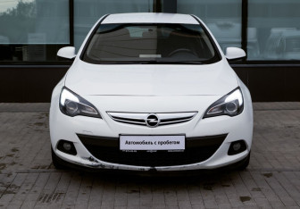 Подержанный автомобиль Opel Astra Sedan 2014 года (8 фото)