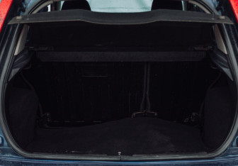 Подержанный автомобиль Ford Fiesta Hatchback 2003 года (16 фото)