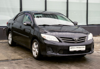 Подержанный автомобиль Toyota Corolla Sedan 2010 года (7 фото)