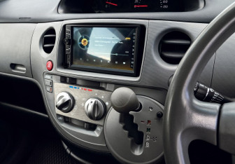Подержанный автомобиль Toyota Sienta 2010 года (10 фото)