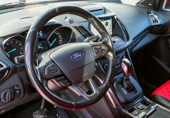 Подержанный автомобиль Ford Kuga 2017 года (10 фото)