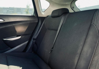 Подержанный автомобиль Opel Astra Hatchback 2011 года (16 фото)