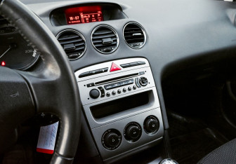 Подержанный автомобиль Peugeot 408 2013 года (11 фото)